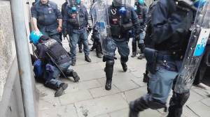 Genova: tre agenti feriti durante la protesta antimilitarista davanti al Comune