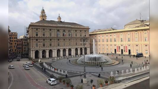 Genova: abusivi a De Ferrari, Comune accoglie richieste commercianti