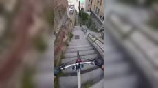 Genova: in bici giù da Scalinata Montaldo, spopola ancora sul web  la folle impresa del campione di downhill Pedro Ferreira