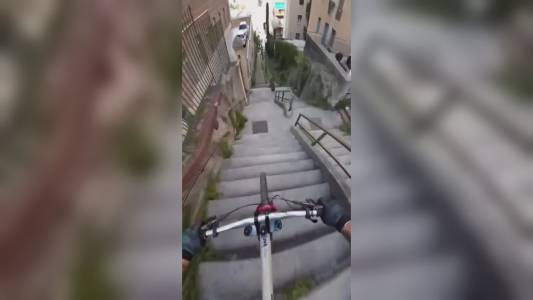 Genova: in bici giù da Scalinata Montaldo, spopola ancora sul web  la folle impresa del campione di downhill Pedro Ferreira
