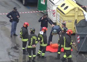 Genova, ordigno disinnescato. Il vigile del fuoco: "Poteva esplodere, qualcuno potrebbe averlo gettato in modo incauto"
