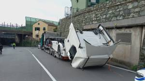 Genova: camionista ubriaco al casello di Pra' distrugge il carico, fermato dalla polizia locale