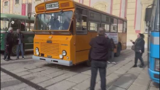 Genova, il passato e il futuro del trasporto pubblico in piazza De Ferrari: esposti tre autobus storici e uno nuovo elettrico