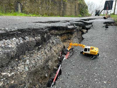 Ceranesi, la frana che inghiotte strade e case: venticinque persone isolate 