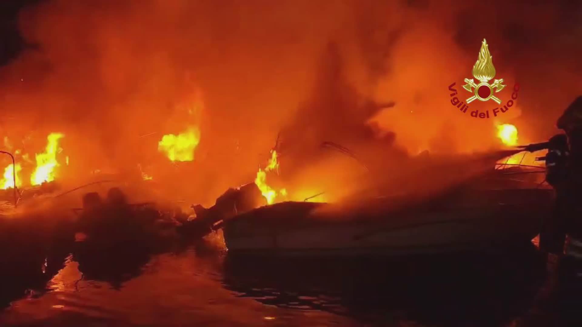 Genova, incendio distrugge otto imbarcazioni nel porto di Pra'