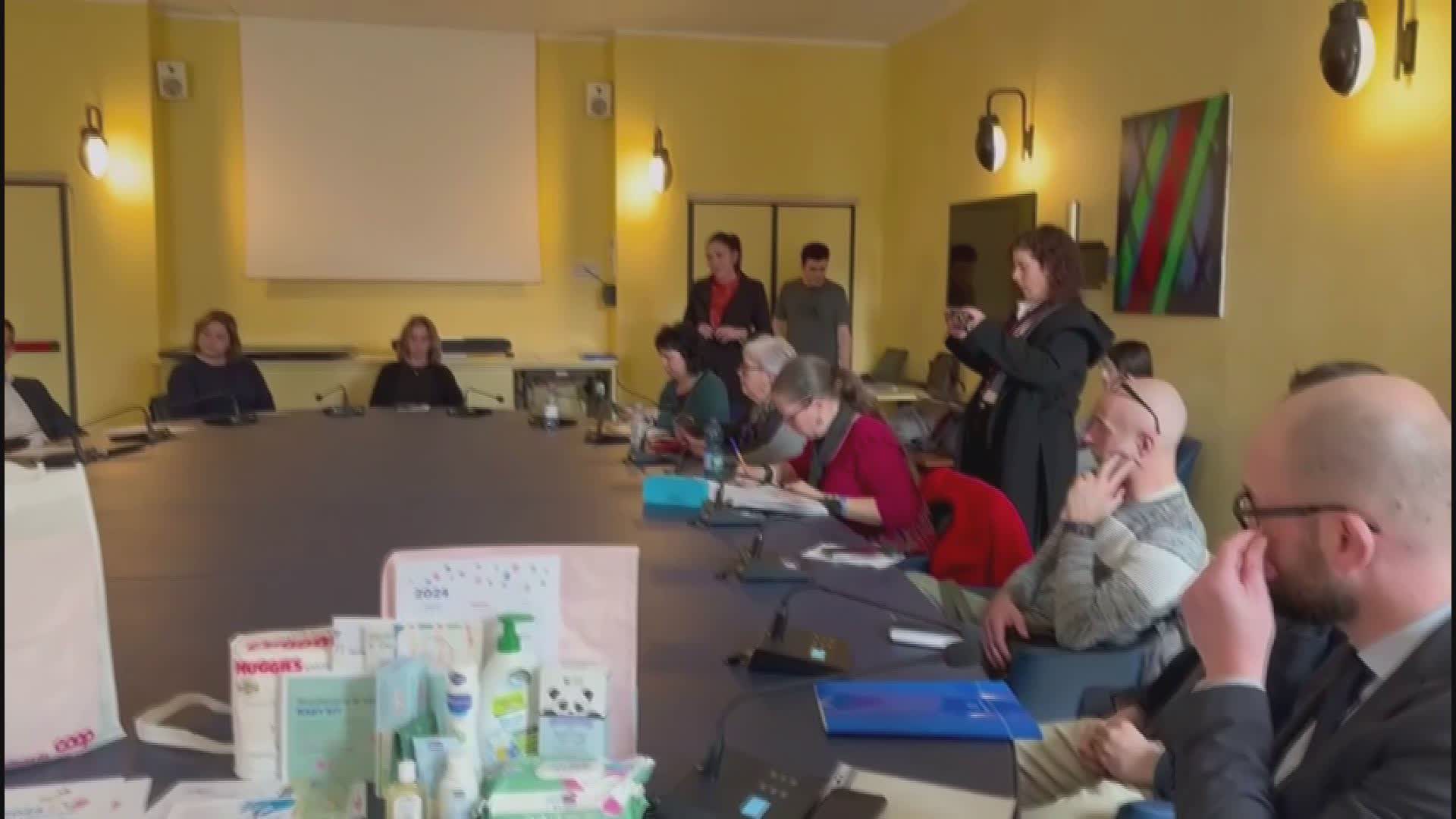 Genova, il Comune regala ai nuovi nati e ai genitori un baby kit nella giornata nazionale della gentilezza