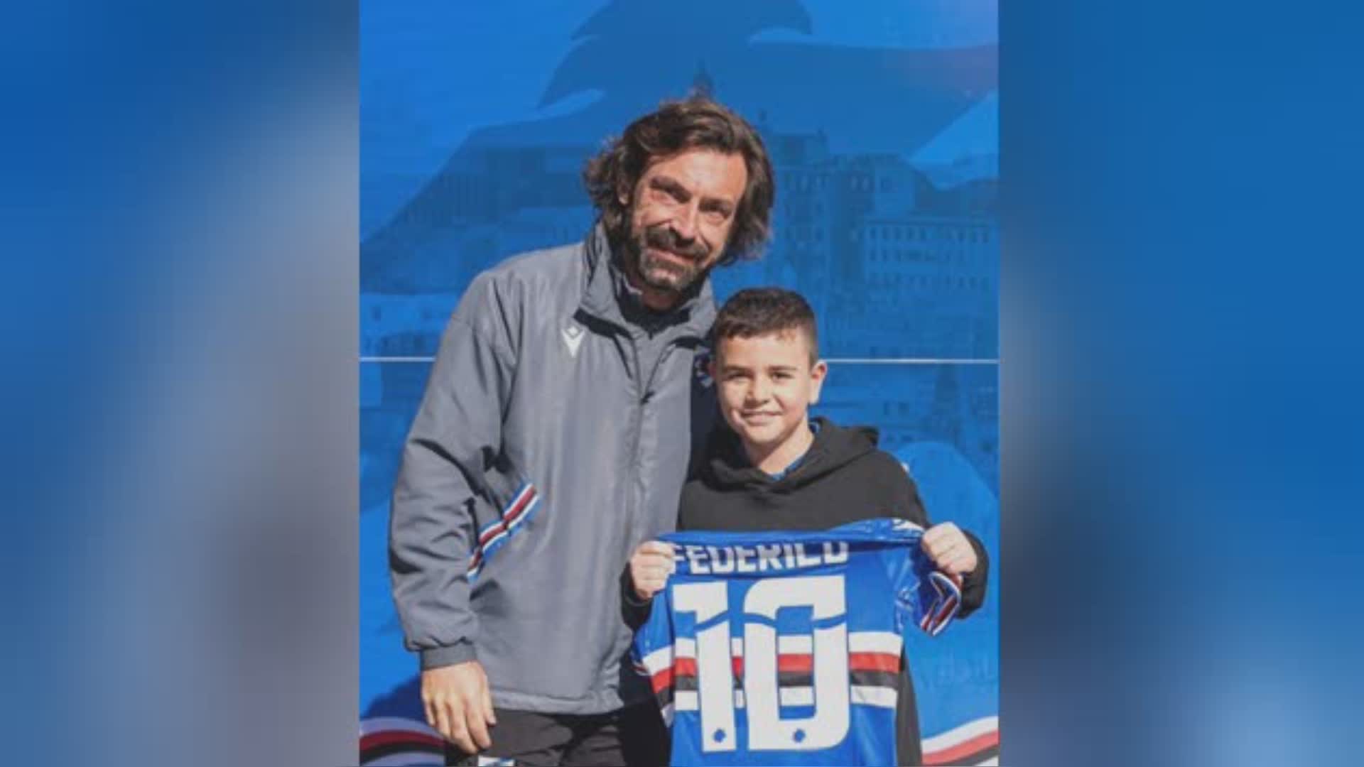 Sampdoria, il piccolo tifoso ferito a Bari ospite al 'Mugnaini': per Federico la maglia numero 10 con le firme dei giocatori