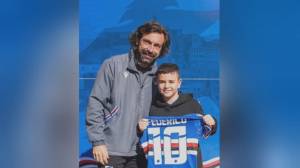 Sampdoria, il piccolo tifoso ferito a Bari ospite al 'Mugnaini': per Federico la maglia numero 10 con le firme dei giocatori