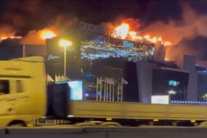 Mosca, attentato in un teatro: oltre 40 morti e 100 feriti, edificio in fiamme