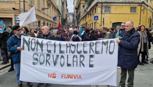 Genova, un migliaio di persone in corteo tra le vie del centro per dire no alla Funivia del Lagaccio 