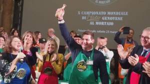 Genova, concorrenti dal Giappone alla Francia per il mondiale di pesto al mortaio ma vince... un ligure: primo premio a Mattia Bassi di Acquasanta