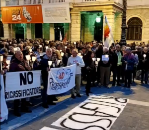 Savona, oltre duemila persona alla fiaccolata in piazza per dire 'no' al rigassificatore a Vado