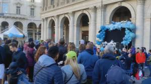 Genova, mille persone giocano in piazza De Ferrari per la Festa del Papa'