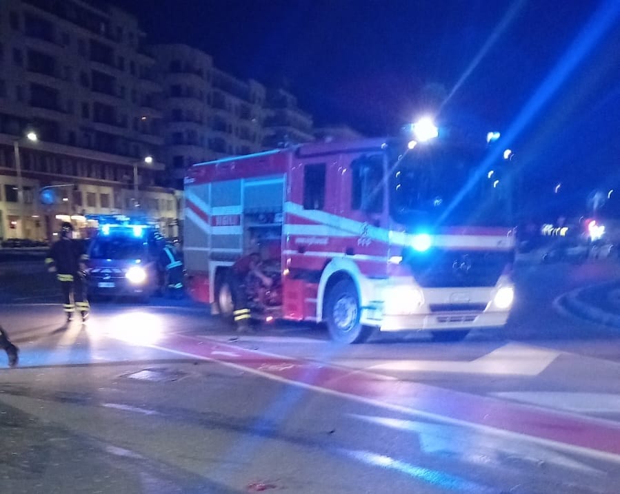 Genova, scontro fra due auto nella notte in via Diaz: tre persone ferite