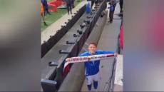 Genoa, Retegui riceve la sciarpa del Club New York dopo Italia-Ecuador