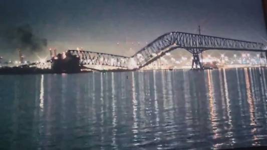 Baltimora: crolla ponte urtato da nave, decine di auto in acqua