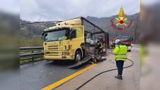 Genova: A7, in fiamme rimorchio di un Tir, coda tra Ronco e Busalla, disagi fino a metà mattinata