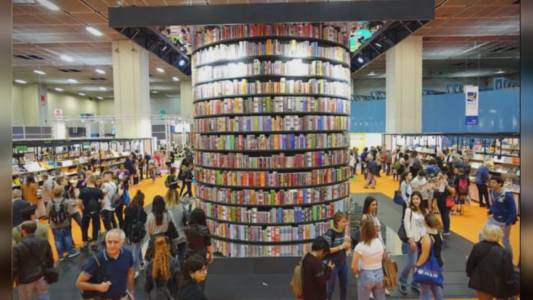 "Liguria, un mare di libri": la Regione ospite al Salone di Torino con uno stand di 220 mq, da Montale a Villaggio