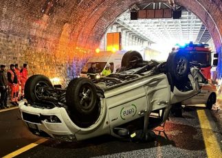 Genova: A7, auto si ribalta in galleria, illeso conducente, coda fino a 5 km