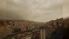 Genova, il cielo si tinge di giallo: la sabbia del deserto del Sahara cala sulla città