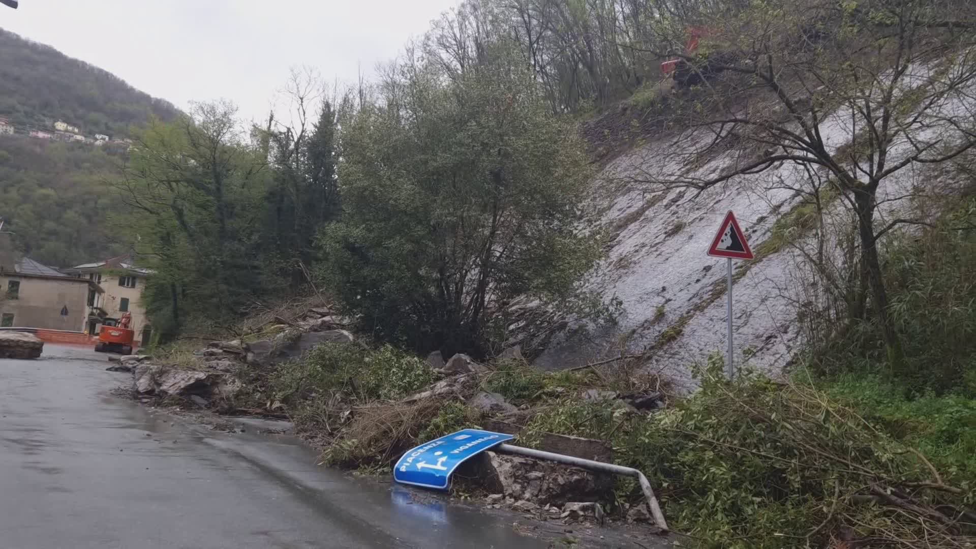 Frana a Bargagli, ruspe al lavoro nonostante il maltempo. Il sindaco:"Scuole comunali chiuse fino al 5 aprile, disagi per chi deve raggiungere Genova"