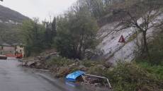 Frana a Bargagli, ruspe al lavoro nonostante il maltempo. Il sindaco:"Scuole comunali chiuse fino al 5 aprile, disagi per chi deve raggiungere Genova"