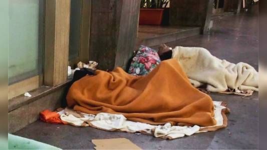 La Spezia, sedicenne colpisce alla testa un senzatetto: l'uomo ha diverse fratture ed è ricoverato
