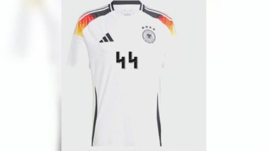 Germania, l'Adidas "vieta" la divisa 44 della nazionale: ricorda il simbolo delle SS