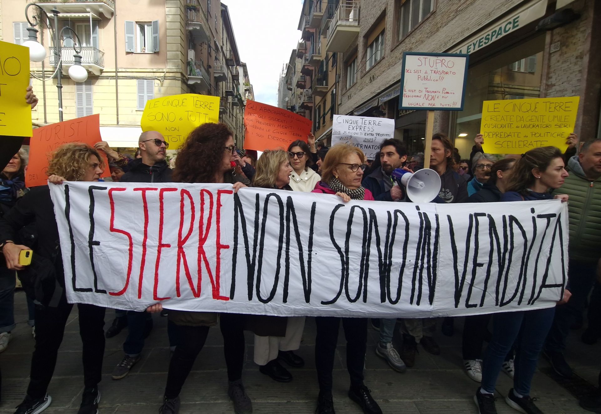 La Spezia, Toti contestato da alcune decine di persone per i costi dei biglietti dei treni alle Cinque Terre