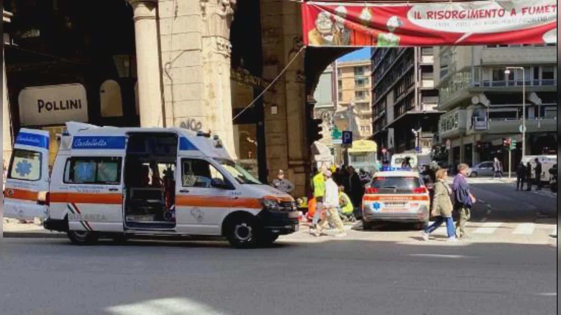 Genova: pedone colpito da infarto in via XX Settembre, salvato da due passanti