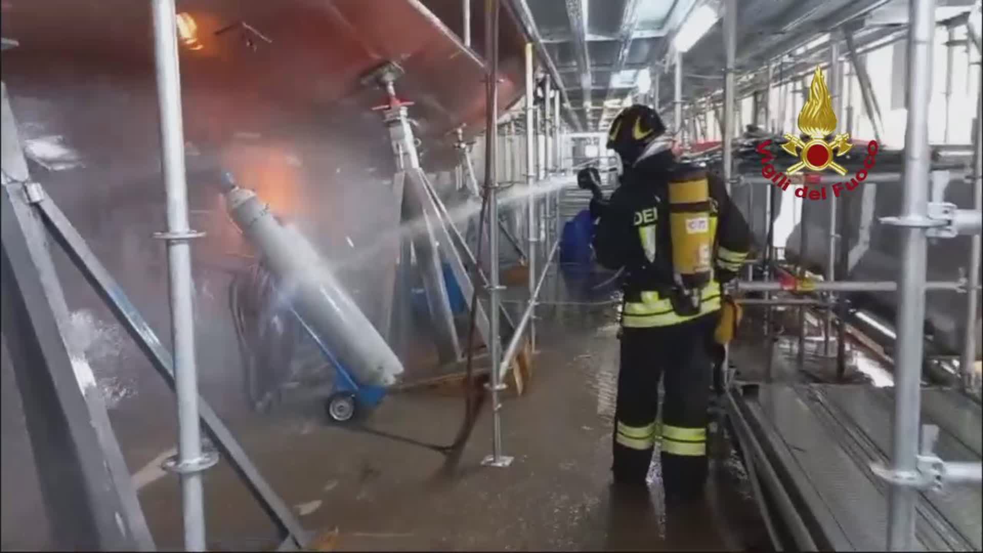 Genova, bombola di acetilene prende fuoco in un cantiere navale: 100 evacuati