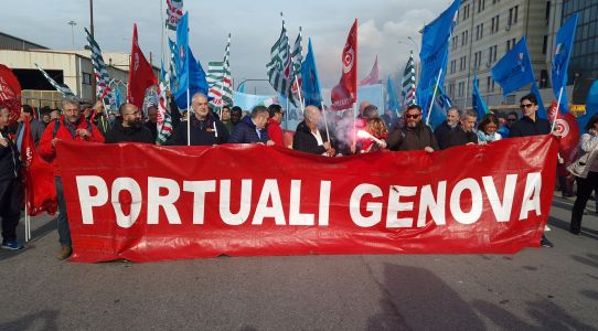 Genova, corteo dei portuali per il mancato rinnovo del contratto nazionale. L'appoggio dei sindacati: "Rivendichiamo i nostri diritti"