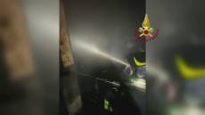 Genova, incendio in un deposito lavanderia: i vigili del fuoco lo spengono con il "naspetto"