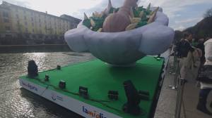 Il mortaio gigante della Regione Liguria galleggia sui Navigli: il pesto invade Milano
