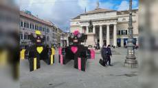 Genova, due mega robot giocattolo esposti in Largo Pertini: anticipano l'evento di robotica e IA legate al territorio