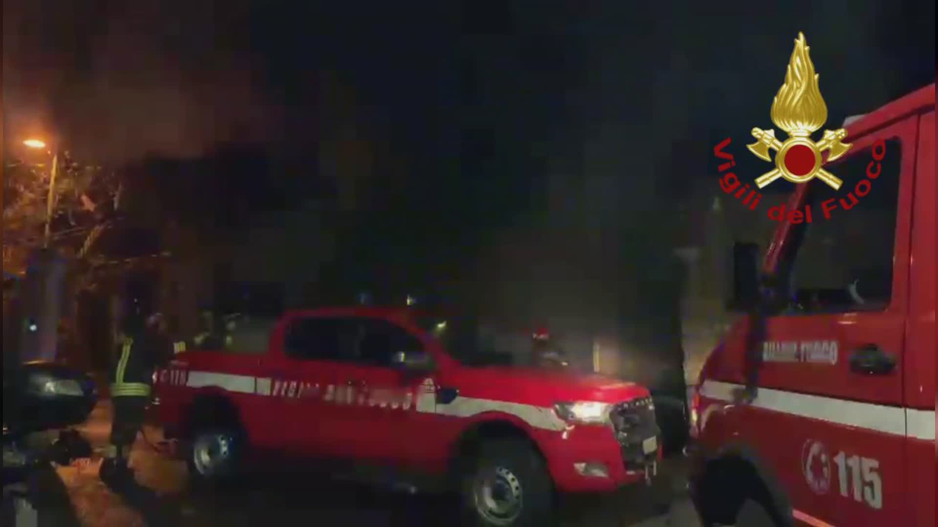 Genova, incendio nella notte in via Lavezzara: in fiamme un magazzino