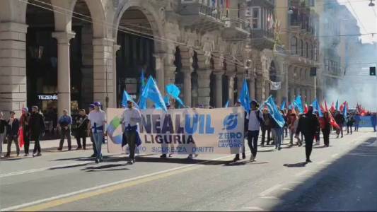 Genova, mobilitazione lavoratori: petardi e fumogeni davanti alla Prefettura in segno di protesta