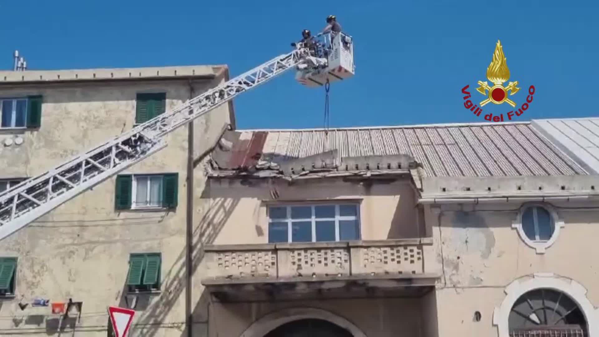 Genova, tetto pericolante in via Pra': i vigili del fuoco rimuovono calcinacci e pezzi di muro