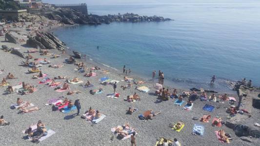 Liguria, spiagge affollate da Ventimiglia alle Cinque Terre: primi bagni in questo caldo weekend di aprile