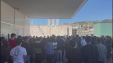 Genova, sfilata di stendardi raffiguranti migranti davanti al Galata Museo: parte del progetto “Storie Sconfinate”