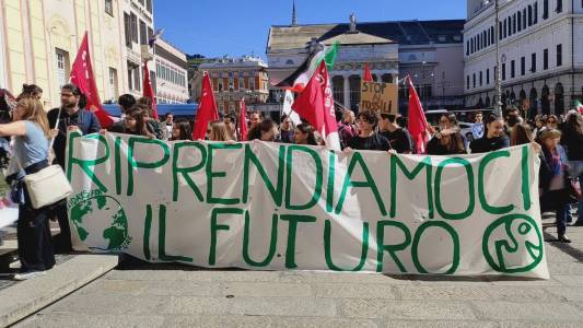 Genova, 200 ragazzi in piazza per il 'Friday for Future'