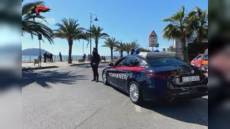 Loano, cammina nudo sull'Aurelia bloccando i veicoli in transito: arrestato uomo di 47 anni