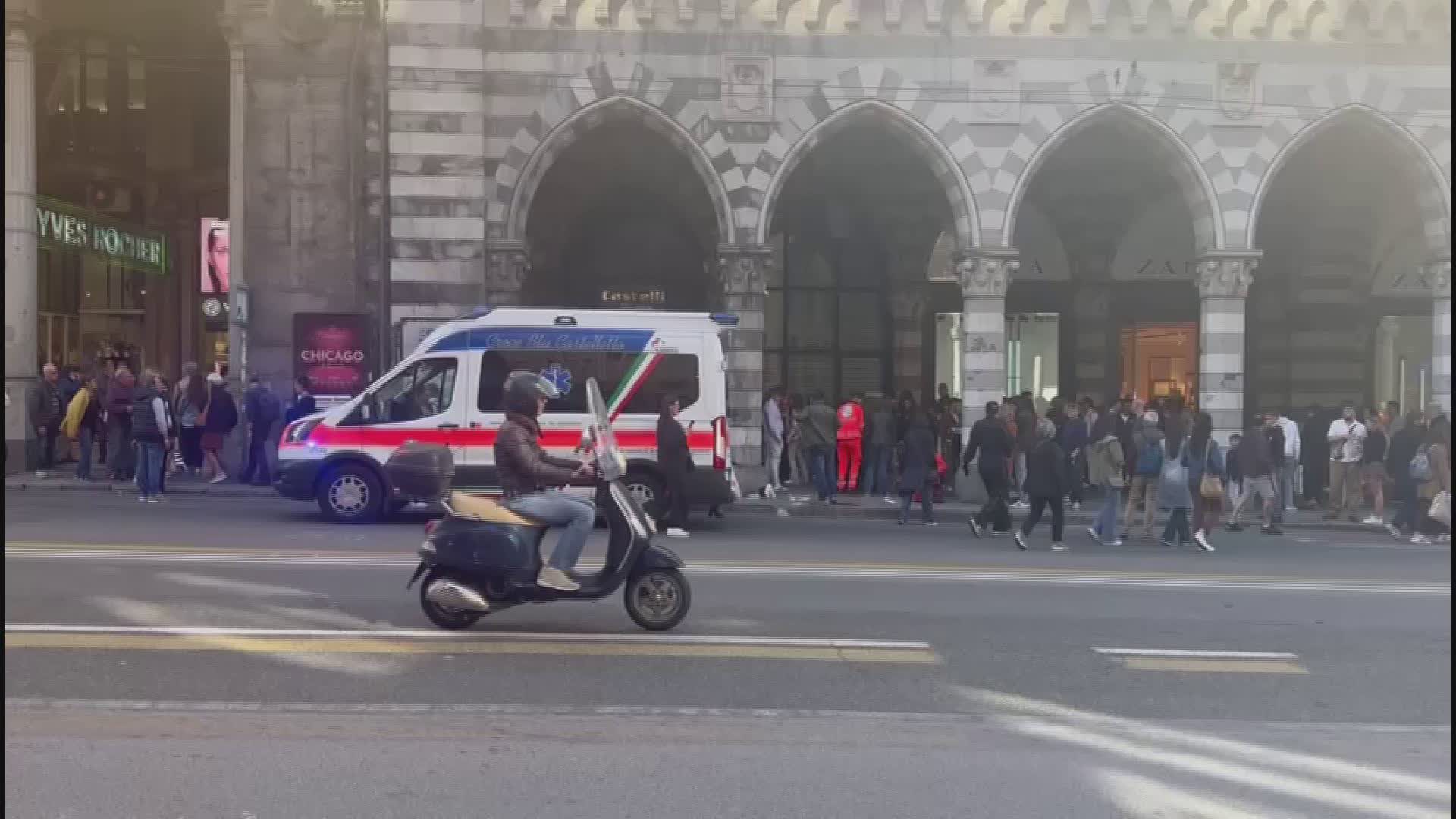 Genova, calcinacci in via XX Settembre. Area transennata, anziano inciampa e si ferisce