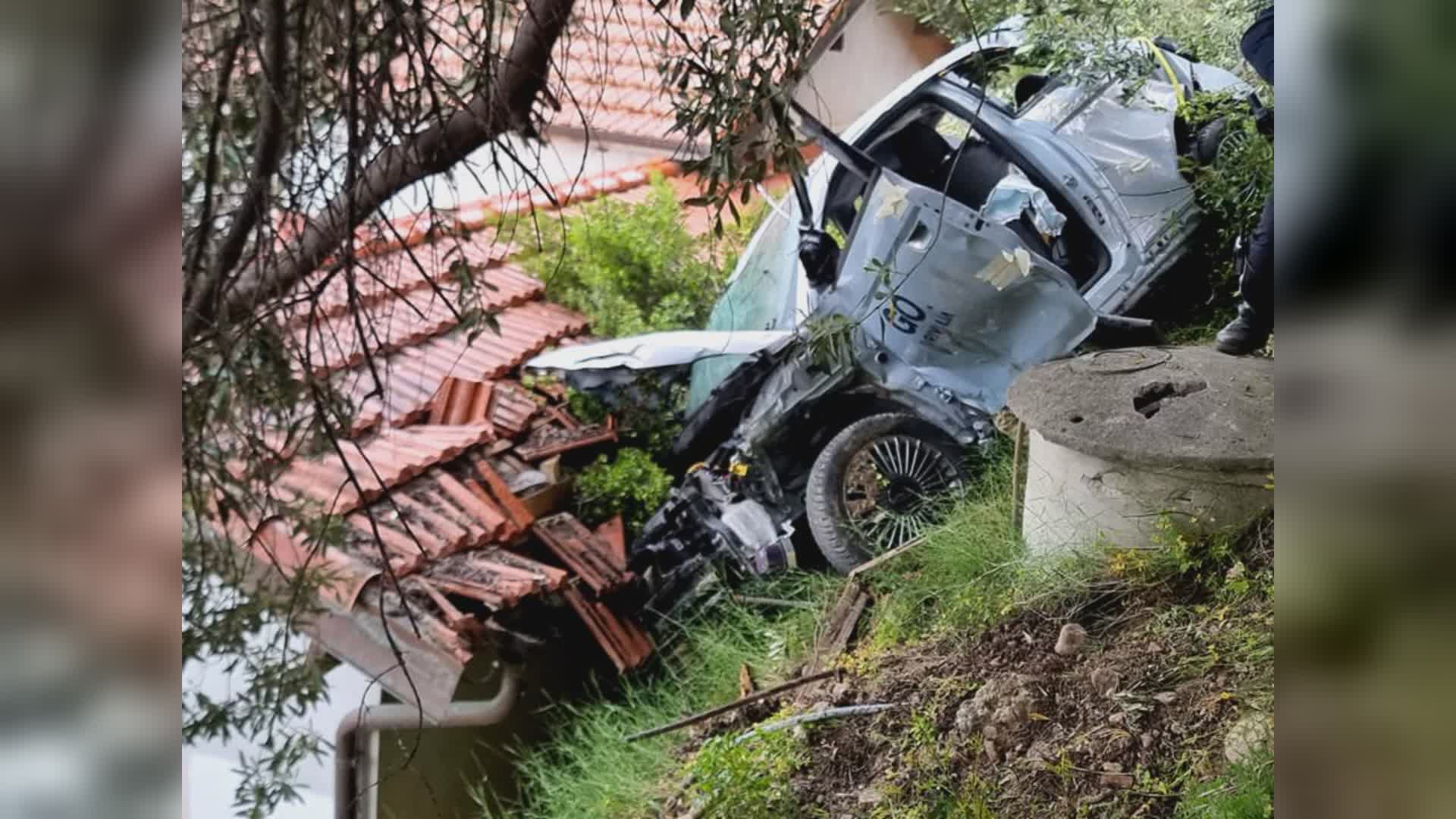 Roverino, auto precipita su un tetto di un'abitazione: nessun ferito
