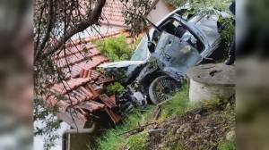 Roverino, auto precipita su un tetto di un'abitazione: nessun ferito