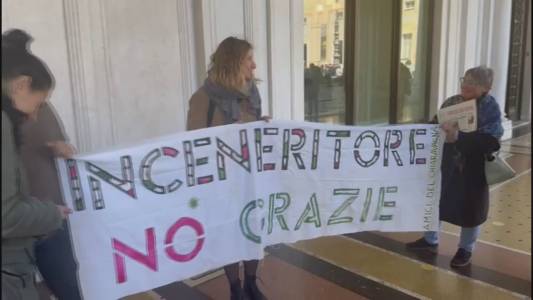 Genova, protesta contro l'inceneritore: striscione di Selena Candia e dei comitati davanti la Sala Trasparenza