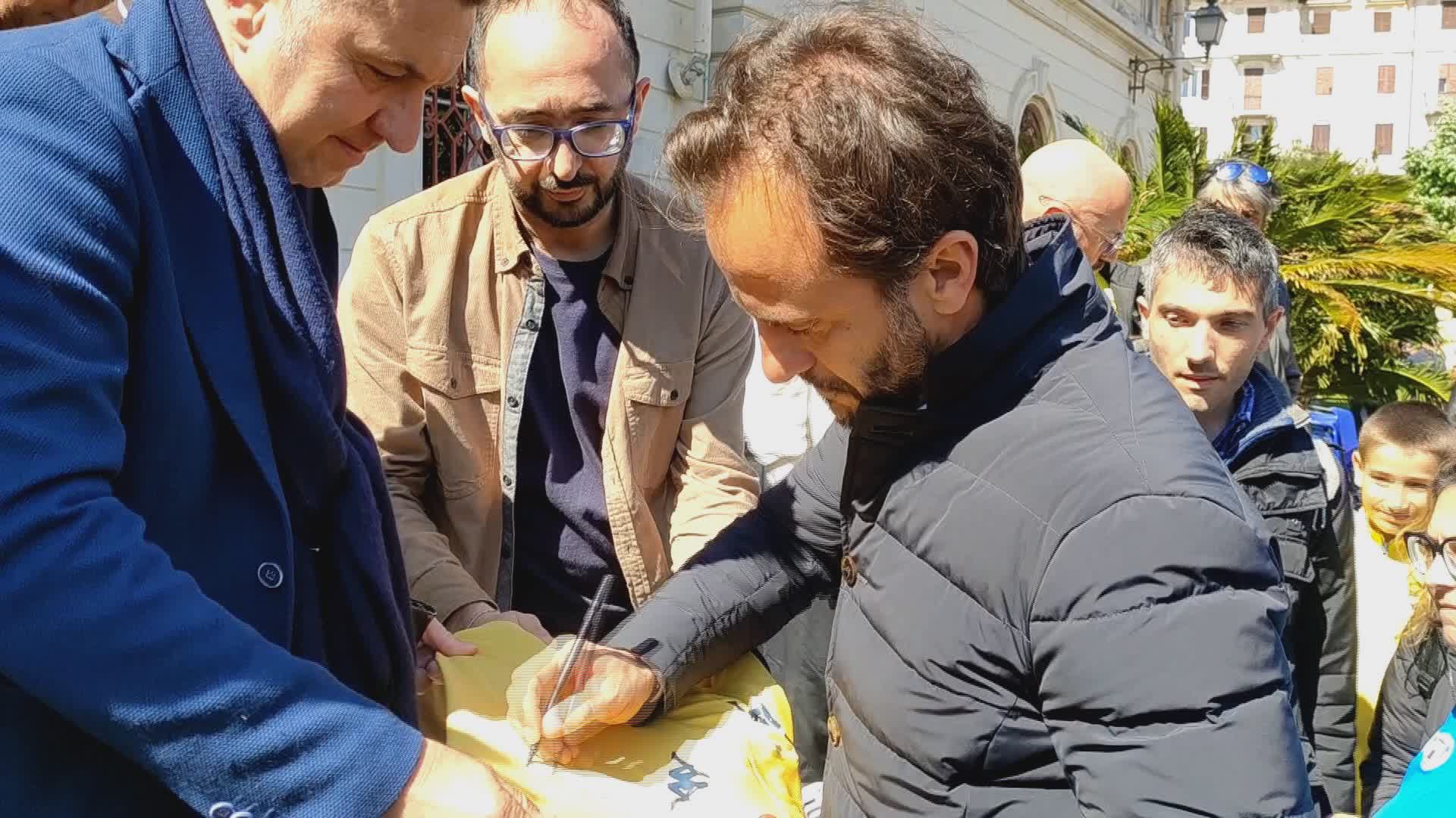Genoa, Gilardino firma la mattonella ad Alassio: "Premio da condividere con la squadra per questo anno e mezzo"