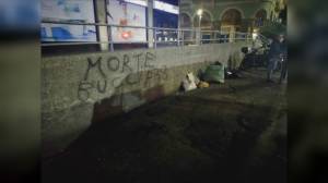Genova, dopo il corteo antifascista spunta scritta con minacce di morte al sindaco Bucci. Toti: "Vile attacco che infanga memoria partigiani"