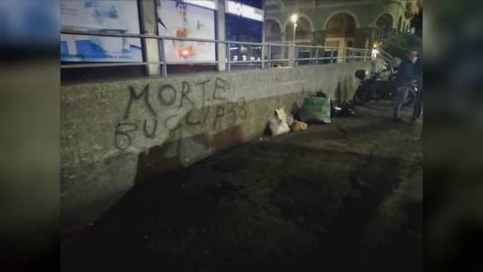 Genova, dopo il corteo antifascista spunta scritta con minacce di morte al sindaco Bucci. Toti: "Vile attacco che infanga memoria partigiani"