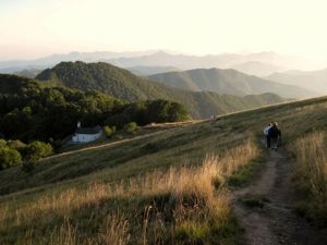 Porta un tricolore in Antola: le immagini spettacolari della Liberazione in quota 